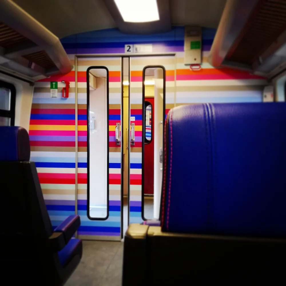 Coupe in de trein, kleurrijk