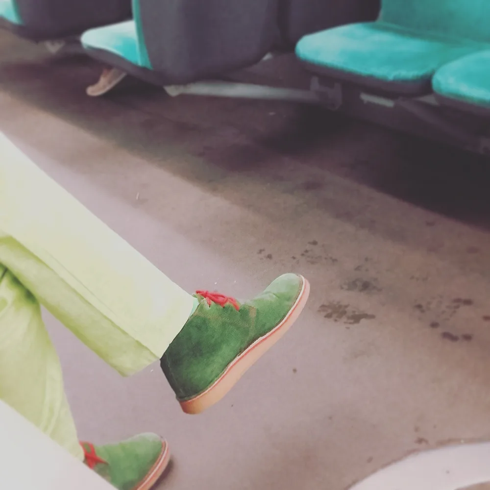 Groene schoenen in de metro