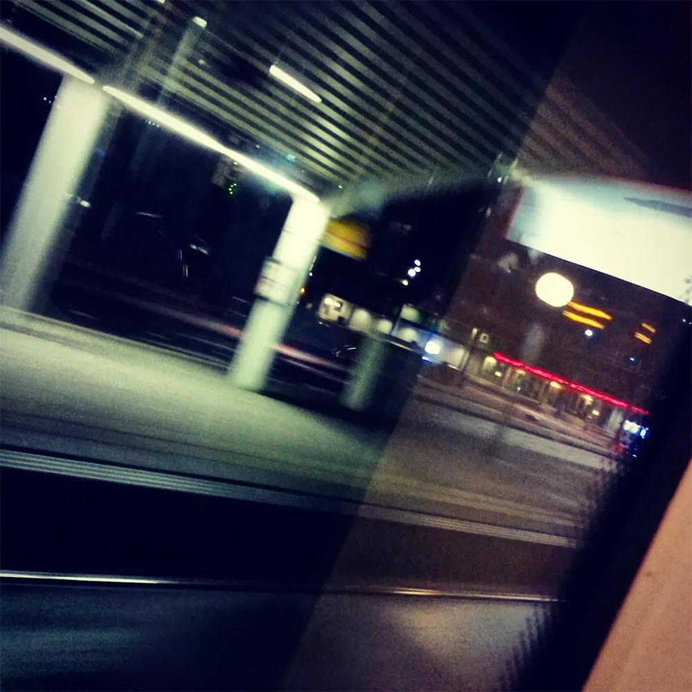 Reflectie, dubbel beeld in de tram.