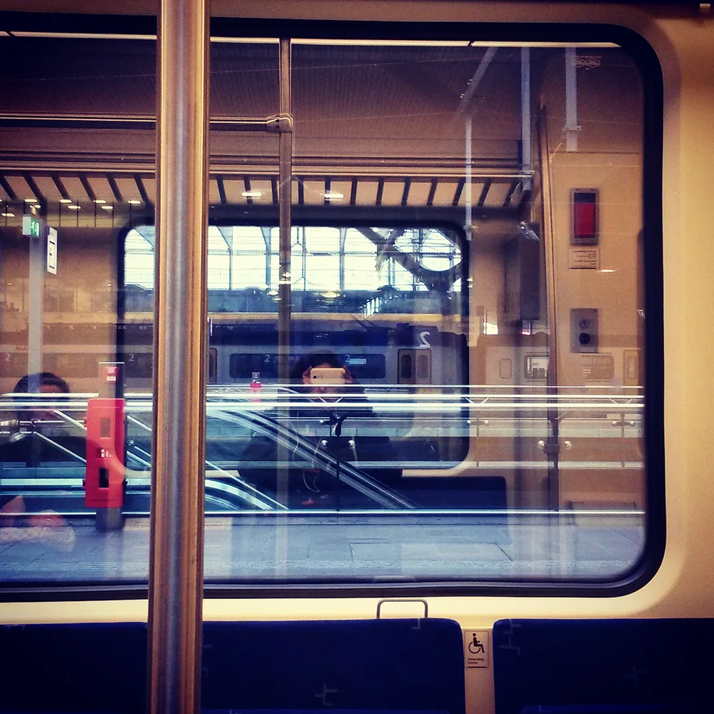 Reflectie en selfie in de trein.