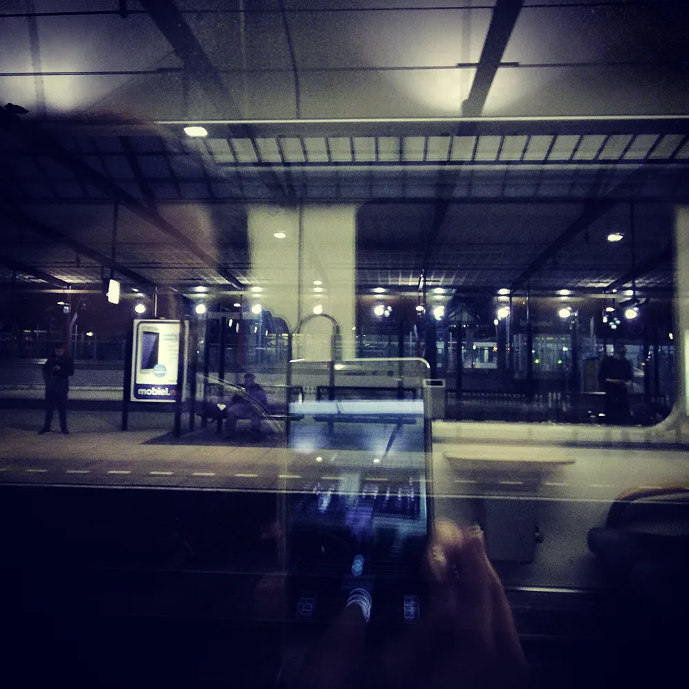 Reflectie van mezelf in de trein