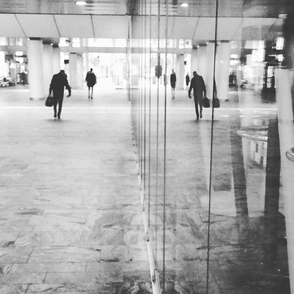 Reflecties reiziger station.