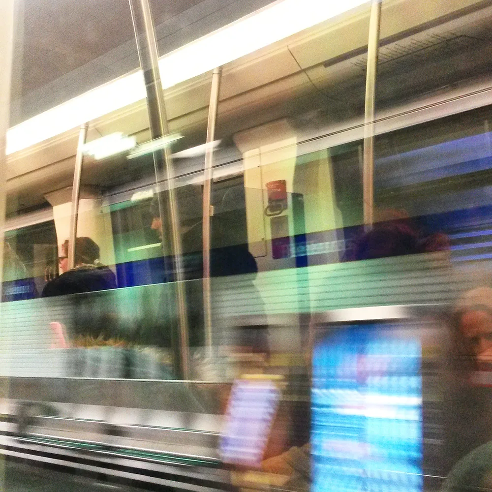 Dubbel zien reflectie raam in metro