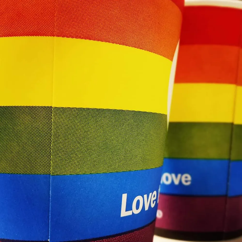 bekers liefde regenboog