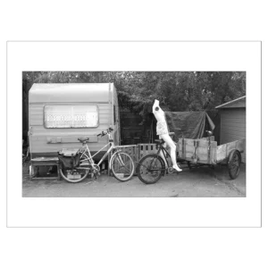 etalagepop op fiets voor caravan