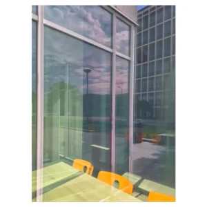 wenskaart met een stedelijke reflectie in een raam van een kantoor