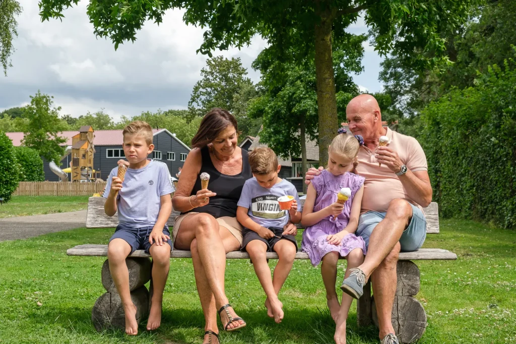 familie eet een ijsje op een bankje