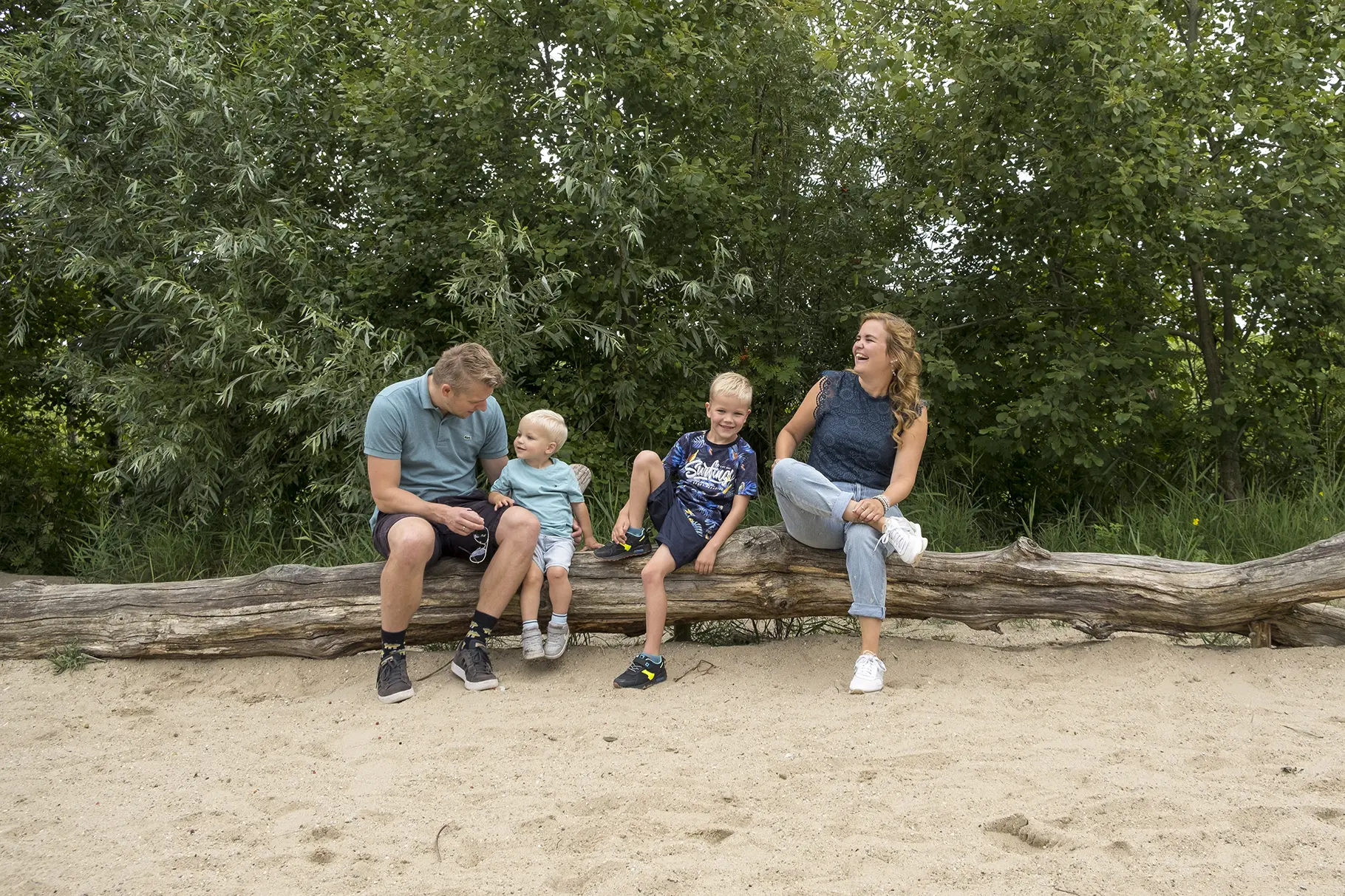 Familie op een boomstam