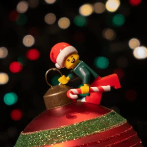 kerstkaart met kerstbal en lego character Deev